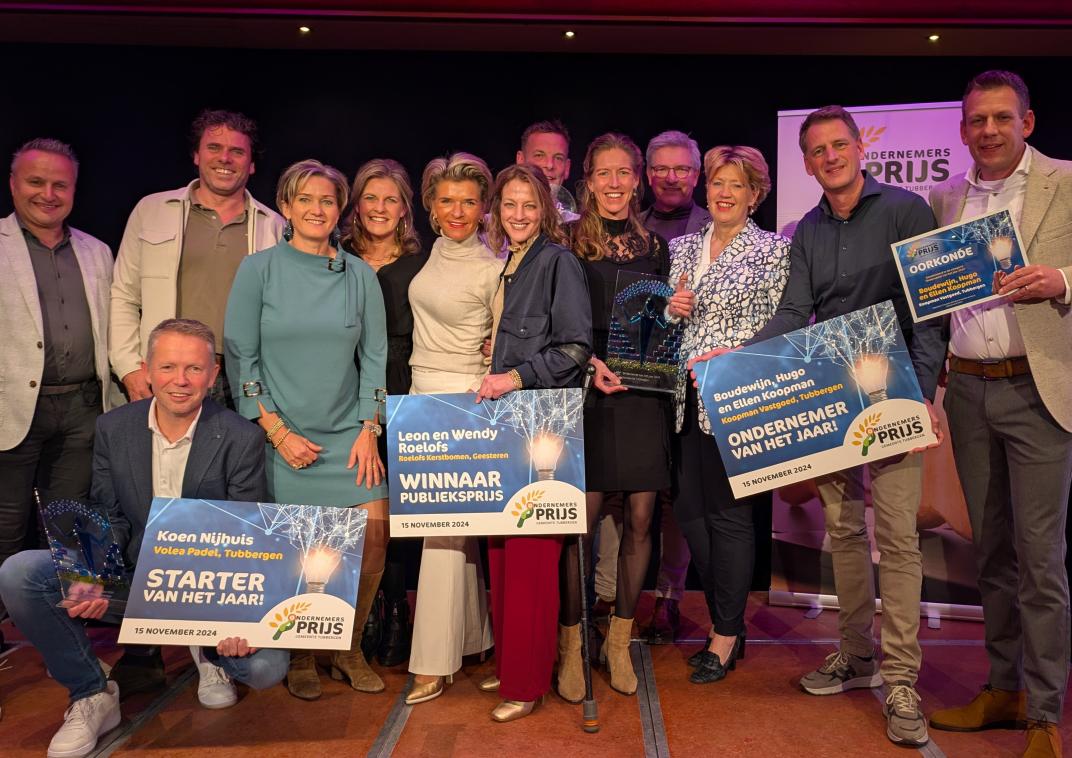 Groepsfoto prijswinnaars, wethouder Ursula Bekhuis, de jury en Debby van der Zande