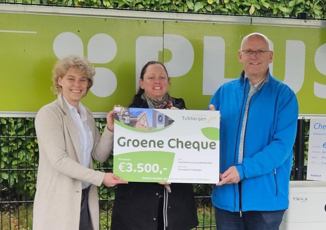 Overhandiging Groene Cheque aan VV Manderveen