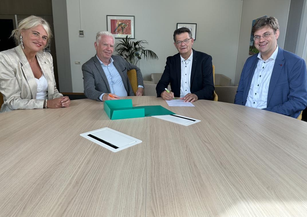 Wethouder Frank Niens ondertekent overeenkomst
